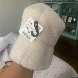 Zara Sherpa bucket hat. Brand new with tags this hat is incredibly soft.